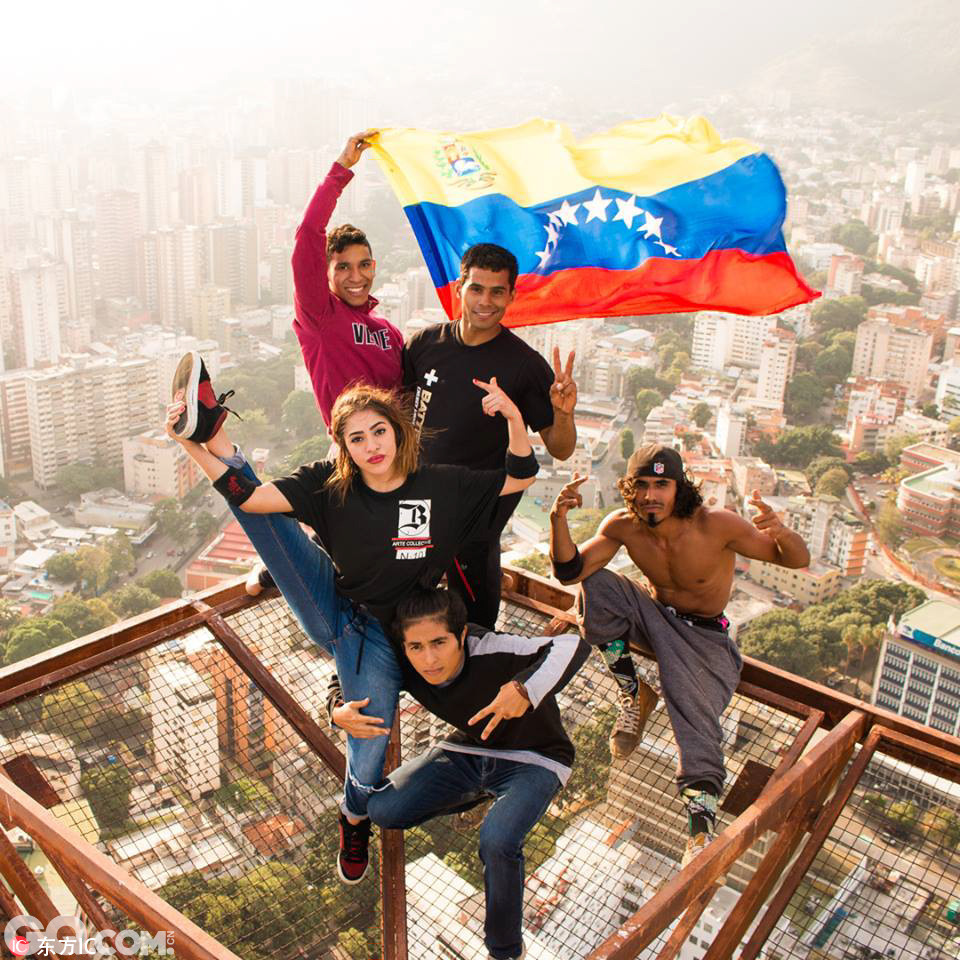 委内瑞拉首都加拉加斯，26岁的极限运动爱好者Gabriel Isaac Gutierrez Aray在60层楼的建筑边缘玩各种惊险动作，并不带任何的安全设备，包括在屋顶边缘做倒立和与朋友欣赏城市风光，画面看着令人胆战心惊。