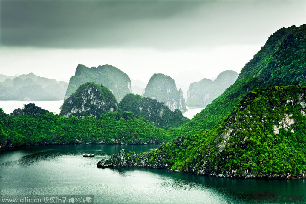TOP7 越南。越南的异域风情十足，每年都有来自世界各地的游客相聚于此。图为越南，下龙湾。