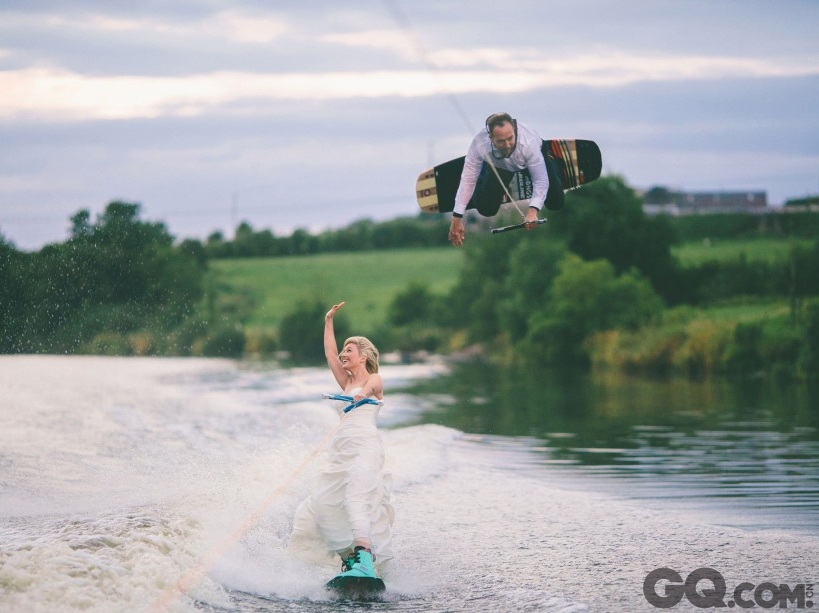  滑板上的婚礼2014年夏，彼得 斯图尔特和菲奥娜 巴侬在北爱尔兰地区的班恩河举行了他们的婚礼。婚礼上，他们还玩起了水上滑板!