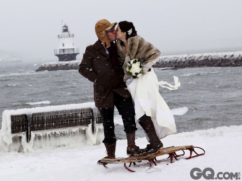 暴风雪中的婚礼暴风雪也阻挡不住真爱！2013年2月9日，尽管美国缅因州波特兰南部地区的暴风雪仍在肆无忌惮中，一对情侣的婚礼还是在这里如期举行了。他们的结婚誓言“不论好坏”在刚刚开始就经受住了考验。既然他们能在暴风雪中完婚，相信以后也能经历住婚姻中的“暴风雪”。