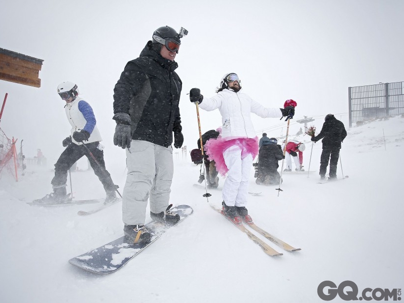  滑雪场上的婚礼每年2月14日，美国科罗拉多州的Loveland 滑雪场都会邀请世界各地的情侣们在此聚集，共度滑雪盛会。一对情侣更是选择在今年的滑雪大会上举行了他们的婚礼！