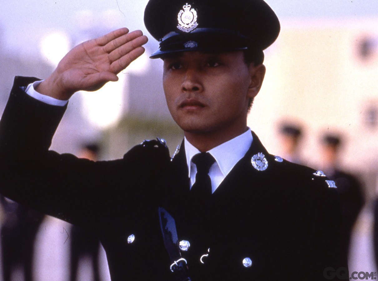 警匪片是香港电影最大的亮点，所以警匪片无数，但吴宇森的《英雄本色》算是其中最经典之一。而在其中，张国荣把一个倔强而又单纯的小JC阿杰演绎的非常到位，尽管只是一个配角，尽管锋芒被狄龙与周润发所掩盖，但是没人敢泯灭张国荣在片中的表现，正是这部电影让香港电影起死回生。