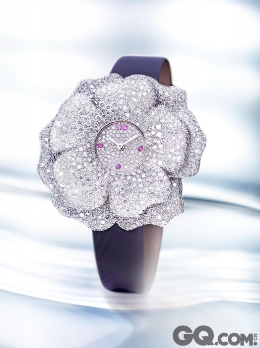 赵薇此次佩戴的积家Extraordinaire La Rose顶级珠宝腕表可谓是巨匠之作，表盘镶嵌的1400颗钻石，美轮美奂。腕表借鉴十九世纪的设计风格，采用最为复杂的雪花镶嵌技术，悉心雕琢出精巧细致的动人曲线。浮雕动感的花瓣和嵌满宝石的花朵，让错落有致的花瓣栩栩如生，无疑是美丽与精准完美结合的艺术典范。