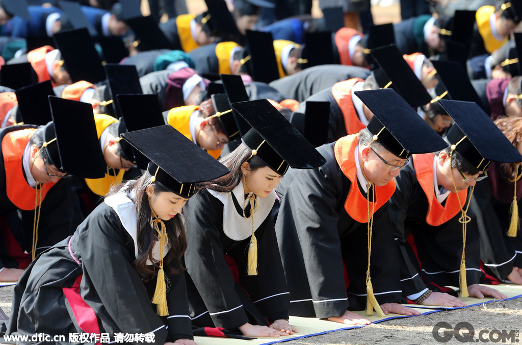 2015年2月25日，首尔成均馆大学举行毕业典礼，图为毕业生们在举行“告由礼”。告由礼是每逢“喜事”敬告先贤的仪式。  