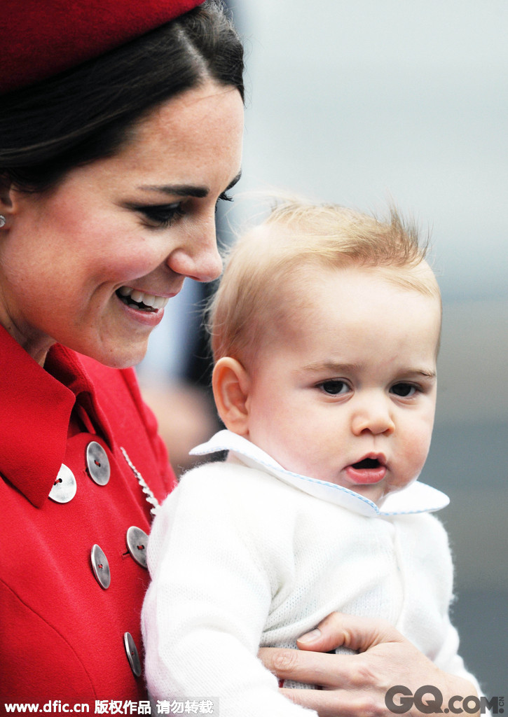 2014年4月7日，新西兰惠灵顿，威廉王子与凯特王妃带着刚满8个月的小王子一同到新西兰访问，凯特王妃身穿红色军装裙，而小王子显得非常的粉嫩可爱。