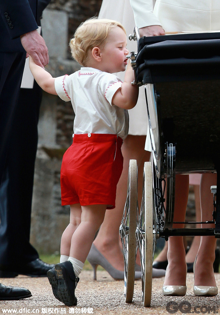 2015年7月5日，英国桑德林汉姆庄园，剑桥公爵和公爵夫人带着乔治王子和夏洛特小公主抵达桑德林汉姆庄园内的圣玛丽马格达伦教堂为夏洛特小公主举行洗礼仪式。