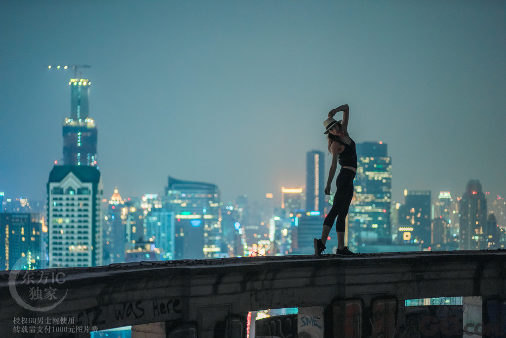 近日，加拿大多伦多的摄影师Giulio Calisse拍摄了一组令人瞠目的照片。照片中美女通过逃生梯爬到了78层的高楼屋顶，摆拍各种撩人的姿势，让人惊叹。这种极致冒险的摆拍却令人感受到一种野心的美，为了追求更好的拍摄效果，这种大胆放肆的行为也是醉了！多说无用，不如先睹为快！