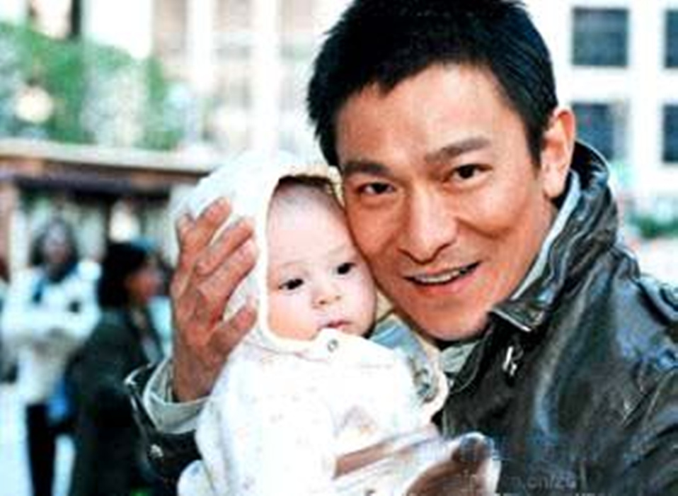 刘德华（Andy Lau），1961年9月出生于香港，演员、歌手、词作人、制片人、电影人，影视歌多栖发展的代表艺人之一。曾经的四大天王，曾经的辉煌，过多的介绍已经不需要了，不认识他真的就是你个人的原因了。刘德华女儿刘向蕙（小龙女，Hanna），2012年5月9日出生于香港。刘向蕙出生后，少数看过刘向蕙的面貌圈内人士称，女儿的鼻子大眼很像妈妈朱丽倩，耳朵则像天王爸爸刘德华，长得眉清目秀，将来长大后一定是个大美人。不过在对于家庭隐私方面，刘德华一向保护的很好，不像其他明天整天晒娃，不过如此可爱的小公举是不是该拿出来晒一晒让我们养养眼了呢？