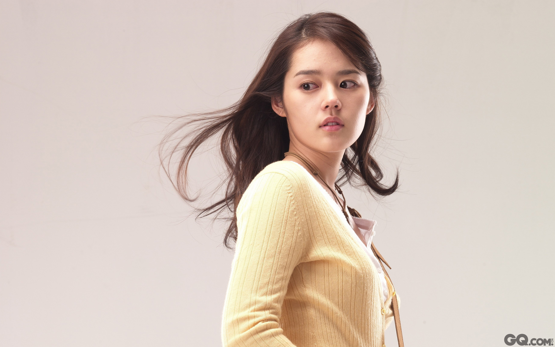 韩佳人原名金贤珠，刚出道时还拍过韩亚航空公司的广告，这颜值~简直美呆了！