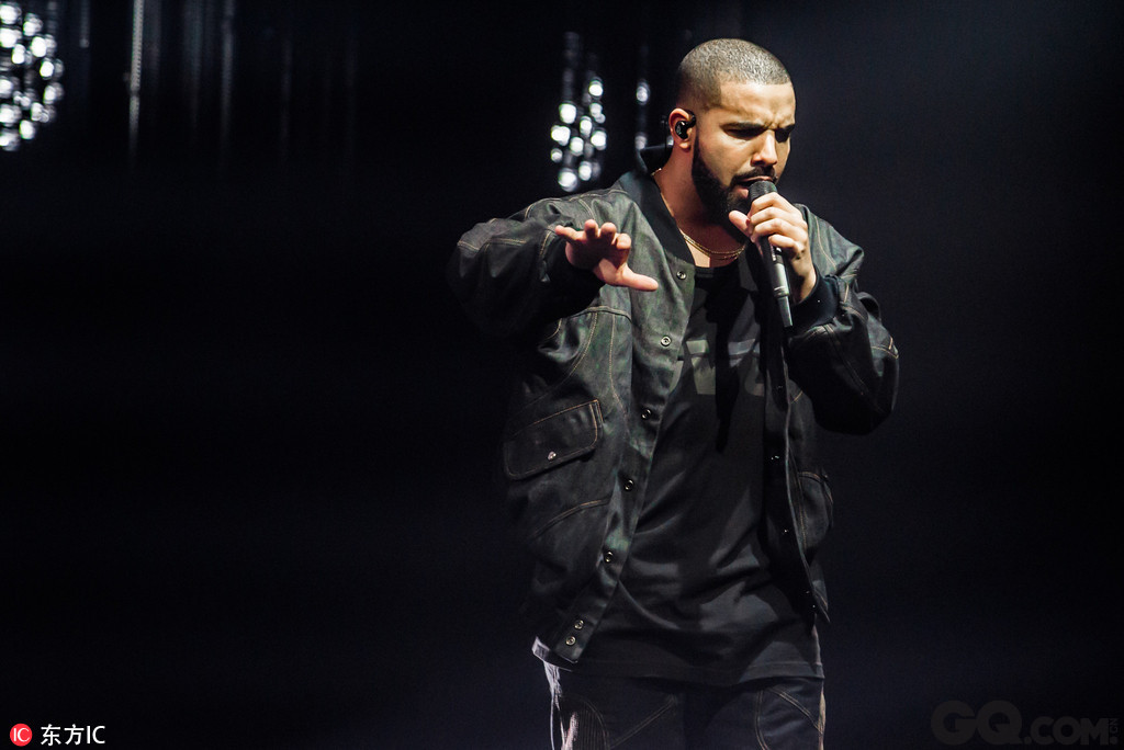 加拿大当红说唱音乐人德雷克(Drake)的最新录音室唱片《Views》从上周第三名回升到了本周亚军位置。ELO乐队这张精选集最终排在本周季军位置,比上周上升了一位。