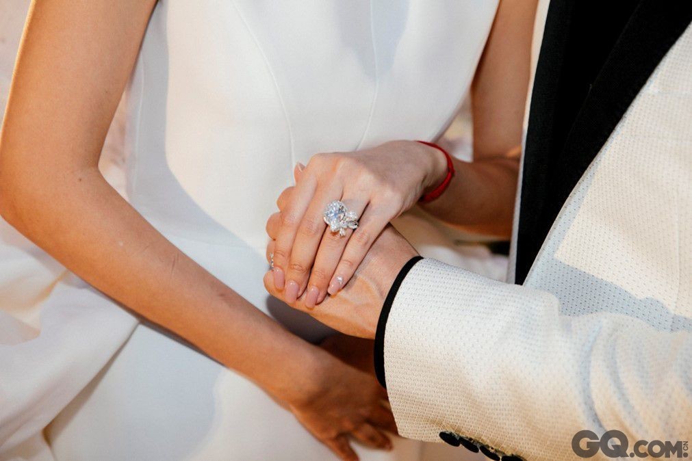 两人随即交换戒指，新娘的钻戒十分抢眼，达10.57克拉。
