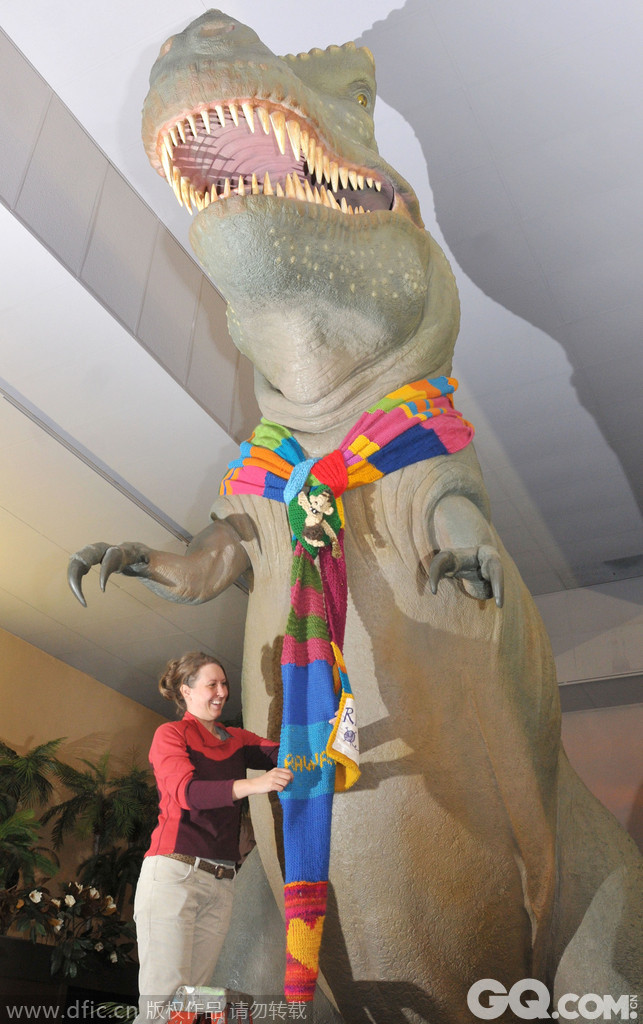 美国春田，科学博物馆的恐龙戴上了彩色的围巾。