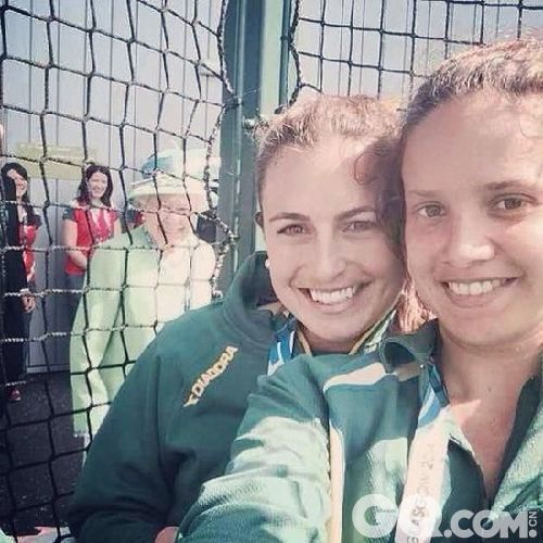 澳大利亚曲棍球运动员泰勒（Jayde Taylor）惊奇地发现她的一张自拍照背景中有笑眯眯的女王陛下，这是她在2014年7月参加格拉斯哥英联邦运动会（Commonwealth Games）时所拍的。