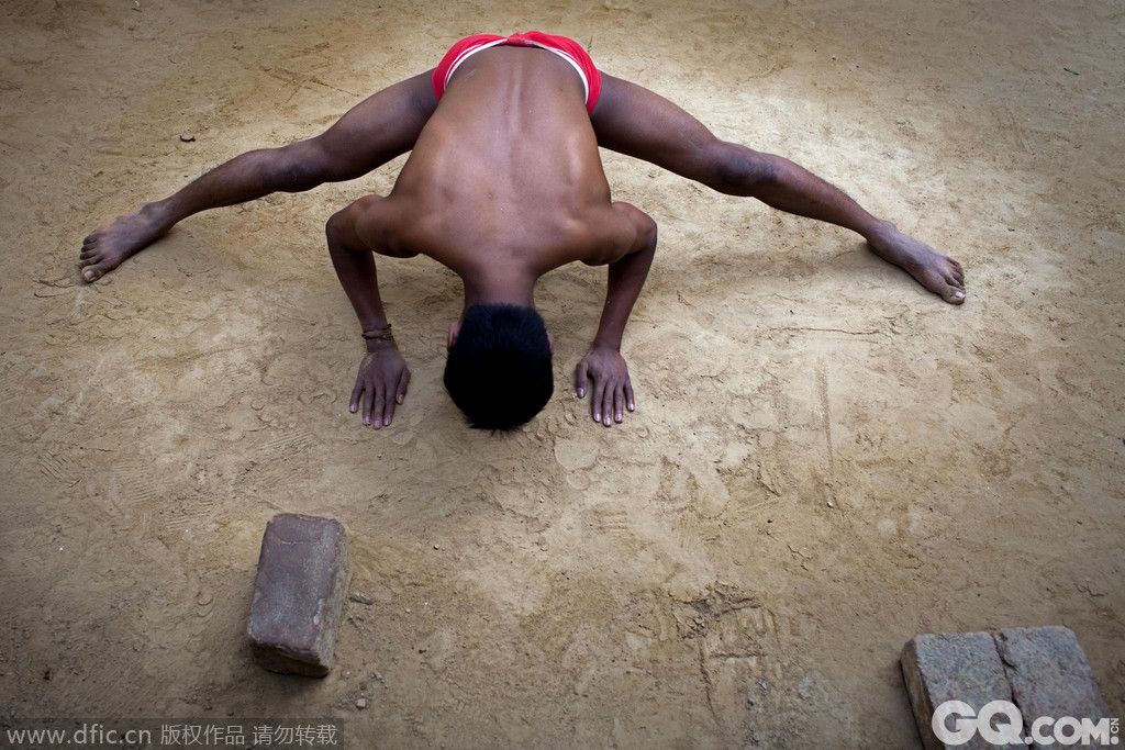 印度瓦拉纳西，印度传统摔跤（泥巴摔跤），俗称为“古什蒂”，在古老的城市瓦拉纳西发展壮大。摔跤健身房遍布城市各个角落，在这里来自不同帮派的印度教徒都被视为平等的。不过现在这里很难见到真正的泥巴摔跤房了，人们更感兴趣的是用垫子代替泥巴。