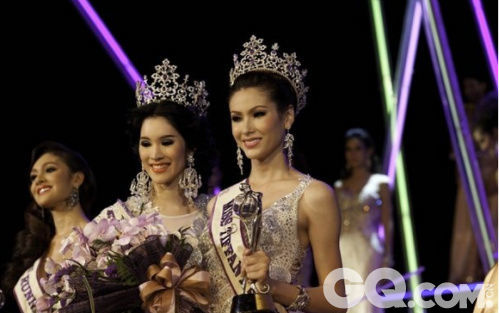 2011年11月5日，泰国选出了新一届人妖皇后，由来自泰国本土的Sirapassorn获得，无论是“她”的身材还是脸蛋，恐怕连真正的女人看了都会羡慕。
