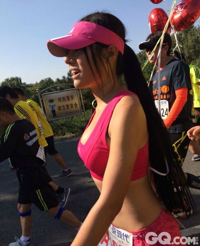 近日，最美马拉松女孩爆红网络，这位杭州女孩“毛豆”曾参加北京马拉松比赛，这次又参加了厦门马拉松比赛，不俗的长相加上性感的身材，被网友称为“最美马拉松女孩”。