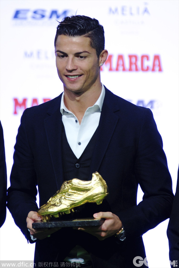 当地时间2014年11月5日，西班牙马德里，C罗再获欧洲金靴，皇马射手微笑领奖实乃人生赢家。   