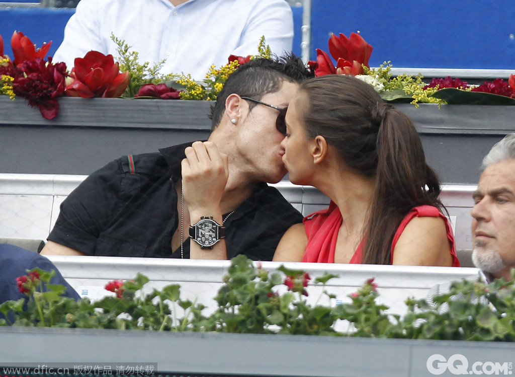 当地时间2012年5月12日，西班牙马德里，C罗现身观战马德里公开赛，与伊莉娜-沙伊克热情拥吻打破分手谣言。   
