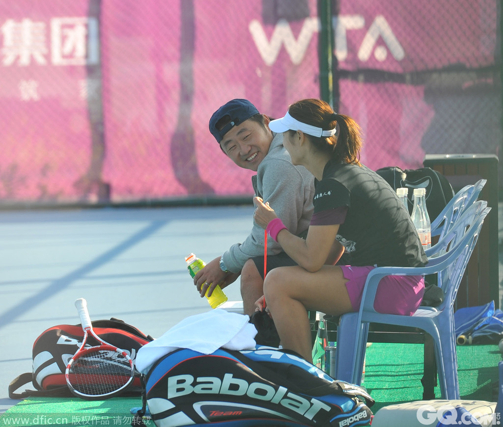 2012年12月31日，广东深圳，2013年WTA深圳金地网球公开赛前瞻，李娜赛前封闭训练。丈夫姜山助阵。