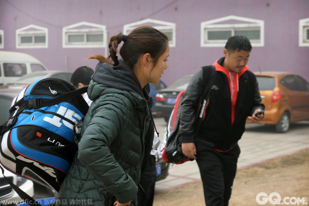 2014年2月26日，北京，李娜在教练卡洛斯和丈夫姜山的陪伴下训练，备战即将开始的两项皇冠赛：印第安威尔斯站和迈阿密站。今天是李娜32岁的生日。   