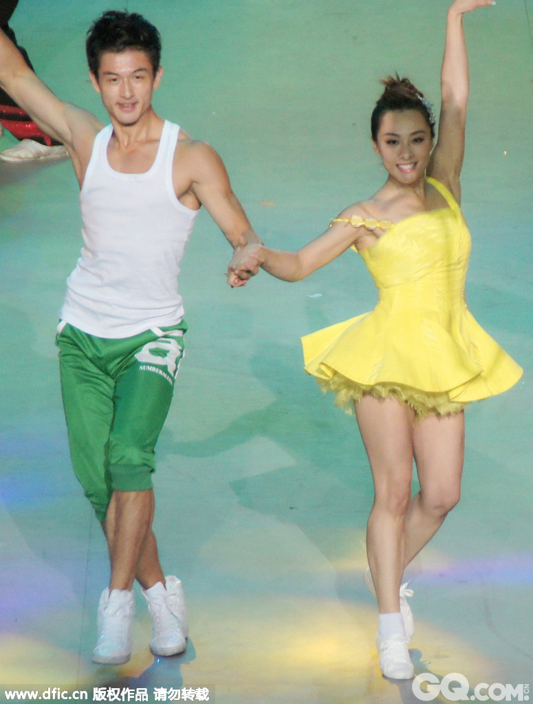 2013年6月5日，上海，近日，刘璇身穿一件黄色礼服亮相《舞出我人生》节目录制。