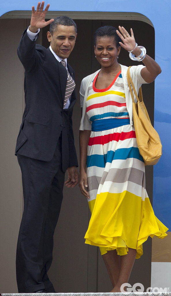 当地时间2011年3月21日，巴西里约热内卢，美国总统奥巴马与第一夫人米歇尔临行前挥手告别。