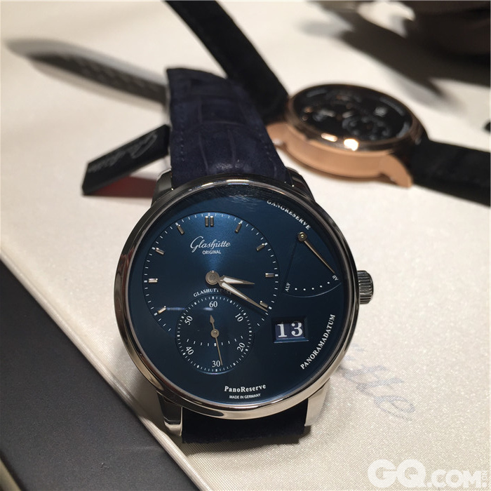 格拉苏蒂的这款腕表表盘颜色全部靠电镀出来的，呈现蓝色，需要40多道工序。售价10万+
