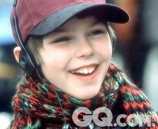 七岁时他就进入演绎圈，2002年凭借在影片[一个男孩]About a Boy (2002)中的精彩演绎，他理所当然的走进了好莱坞的视线。