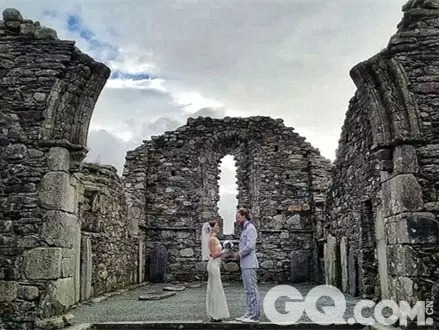 在爱尔兰，他们一天有三场仪式！这里，他们站在威克洛山脉的格兰达洛大教堂。
