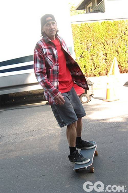 大爷不仅玩着滑板，还注重街头打扮，这一身年轻20岁绝对不过分。