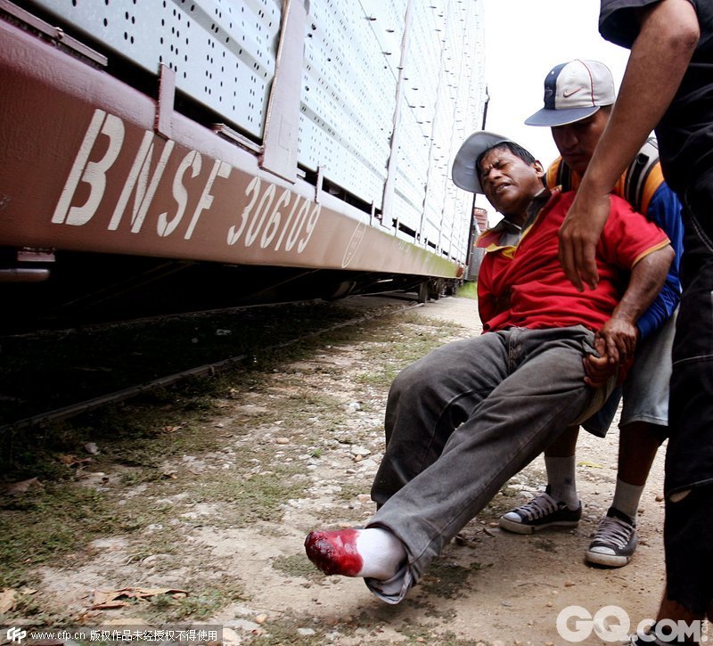 尽管许多人成功攀上火车，但也有不少人未能成功，被火车拖拽甚至碾死。每年都会有数十名绝望的年轻人在墨西哥攀爬高速列车时遇难。