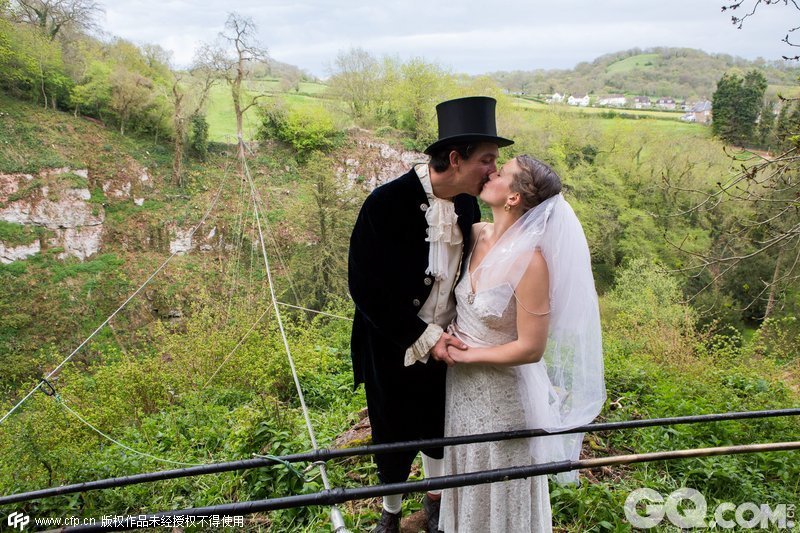 
 
 	当地时间2015年4月27日，英国萨默塞特，克里斯·布尔与菲比·贝克为婚礼彩排，他们将浪漫演绎到了新高度——穿礼服走过25米高75米长的绳索，在中间牵手，然后说出“我愿意”。婚礼将宴请100名左右的亲朋。作为英国首例“钢丝上的婚礼”，这对夫妇的婚礼很快将举行。