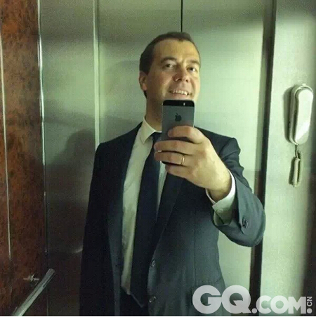俄罗斯总理梅德韦杰夫比较特别，喜欢独自一人在电梯中自拍，表情很自恋，有点娘娘的好像...
