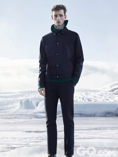 H&M 旗下高端系列 COS 公布 2015 秋冬男士「Expedition」系列 Lookbook。以【远征】为主题，摄制团队更是来到北欧的严寒地带取景拍摄，通过冰天雪地的背景与干净简约的设计来展现这次的主题。