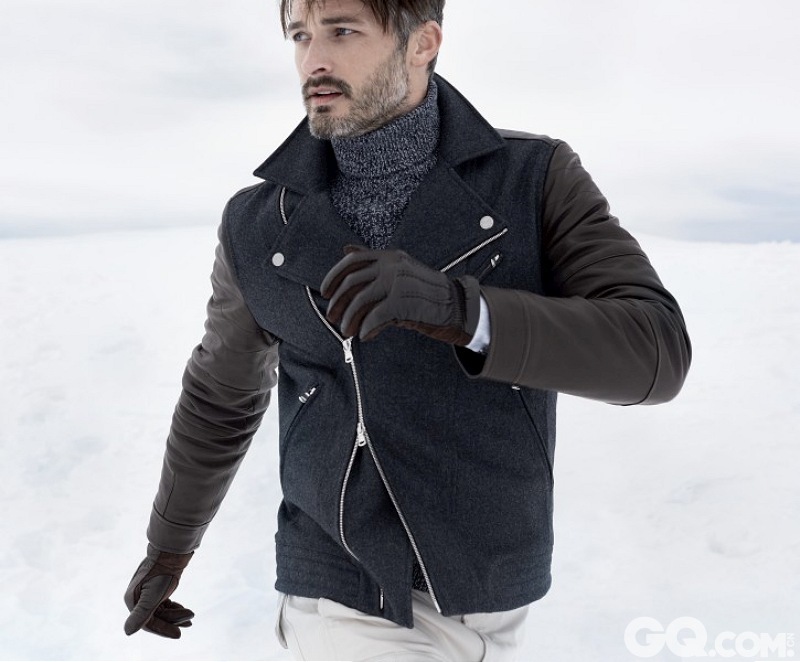 BRUNELLO CUCINELLI2015秋冬男装系列从轻便服装,到大衣,再到外套,都表现出其精湛的工艺和高品质的材料。大衣、外套、呢子大衣 的温暖和轻便是通过开市米羊绒极致的双重加工达到的,全部由手工完成。柔软的羊毛面,轻便的納帕革构成了珍贵的轻便夹克。