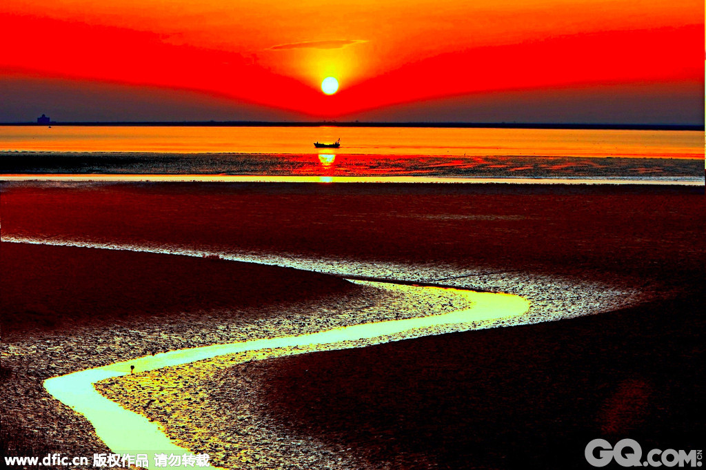 23.红海滩  盘锦红海滩分布在辽河入海口两岸，绵延30公里，它是一种碱蓬草，生长在滩涂湿地里，受潮水冲洗变红。每逢初秋，红海滩便开始变红，就像在海面上织起一片红毯。一簇簇，一蓬蓬，酿造出一片火红的生命色泽。不如跟随摄影专家，走进辽宁的红海滩，见识辽阔海滩上的天然织锦；还能观赏到芦苇奇观、月牙湾等南方难得一见的景象。
