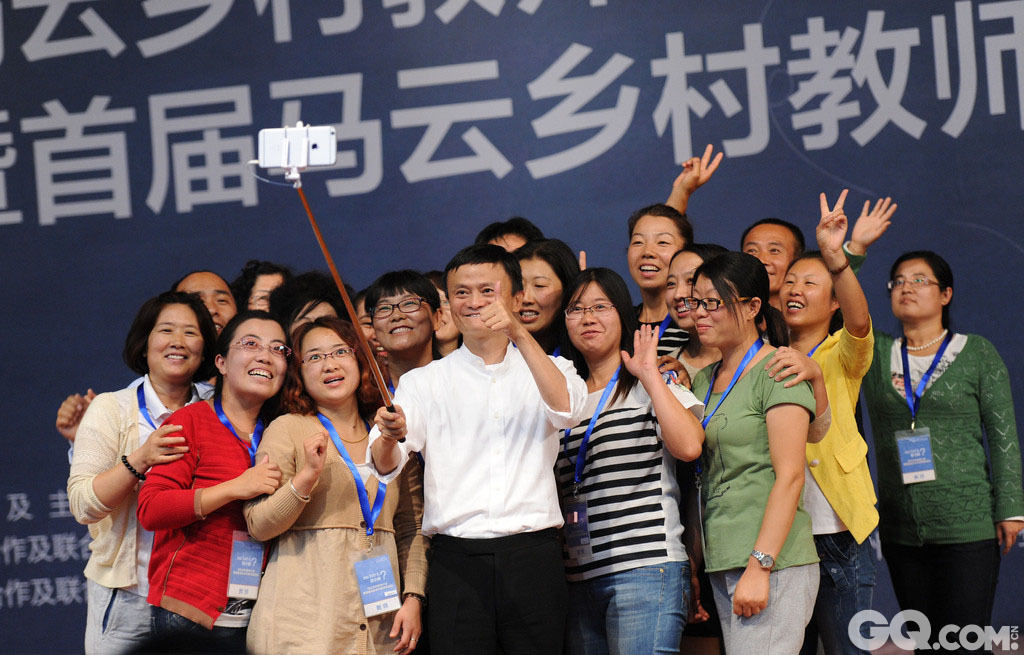 2015年9月16日上午，马云出现在北京师范大学，带着他的公益基金会启动首届“马云乡村教师奖”，每年将向100位乡村教师提供1000万的奖金资助。
图为马云与乡村教师代表合影