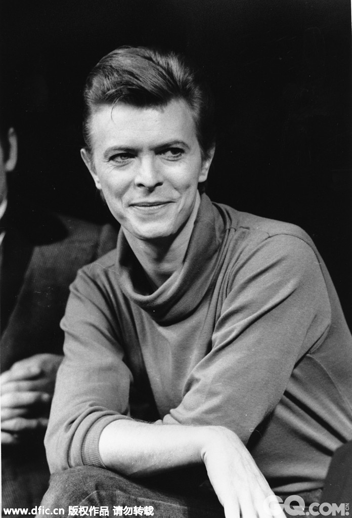 1967年，David出版了第一张正式专辑《David Bowie》，这是一张民谣风格的专辑，发表之后没有产生任何影响。David受到很大打击。紧接着David跟着Lindsay Kemp学习哑剧表演，夸张的造型服装与肢体动作深深影响了他，这是David个人风格的第一步。这段时期他参与演出了两部艺术短片，并在一部电影中扮演小角色。与此同时，David迷上了地下丝绒乐队（The Velvet Underground）与傀儡乐队（The Stooges）的音乐，特别是地下丝绒乐队，David后来的很多歌曲都能听出他们的影子。
