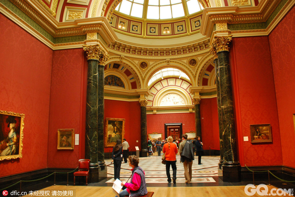 国家美术馆
走到特拉法加广场上你会看到一排希腊神庙风格的建筑，这里就是传说中的英国国家美术馆。英国国家美术馆(The National Gallery，又译为国家艺廊)，位于英国伦敦市中心特拉法加广场的正北方向，成立于1834年。在当时仅有38幅画作，陆续拓展为现在以绘画收藏为主的国家级美术馆。在这里，你可以免费看到达芬奇、波提切利、拉斐尔、梵高、德加等人名作。友情提示：拍照的时候不要开闪光哦。   