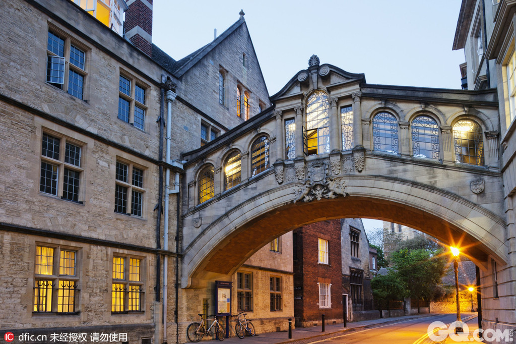 牛津
牛津，这座坐落在英国泰晤士河上游河畔的城市，以市内散布的30多个牛津大学各大学院为世人熟知。作为世界上屈指可数的学术中心，牛津每天接待的游客络绎不断，闻名于世的世界一流学府的地位和遍布各地的古迹，使其成为人们极度梦想的城市。   