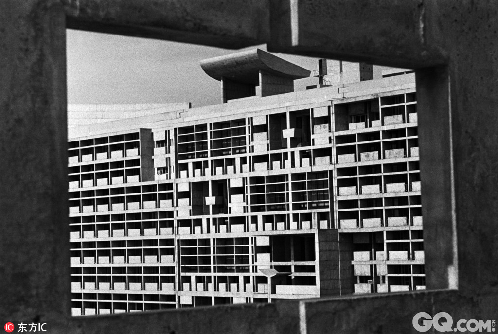 联合国教科文组织(UNESCO)日前宣布将瑞士-法国建筑师勒-柯布西耶(Le Corbusier)设计的十七座建筑列入世界遗产名录，以纪念柯布西耶“对现代主义运动的杰出贡献”。

2009年和2011年，联合国教科文组织曾两次拒绝将勒-柯布西耶的作品列为世界遗产。此次入选的十七座建筑包括柯布西耶设计的马赛公寓计、萨伏伊别墅(位于巴黎近郊)和昌迪加尔建筑群等。
