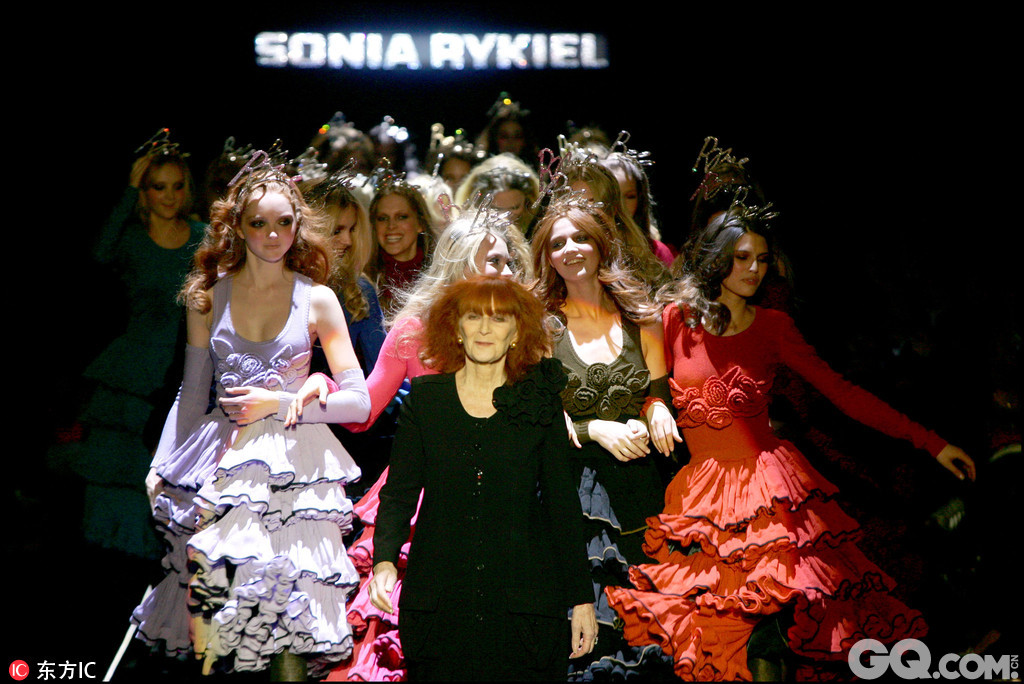 在忍受帕金森氏症困扰长达15年之后，当地时间2016年8月25日，法国著名时尚女设计师、“针织女王”索尼娅-里基尔（Sonia Rykiel）与世长辞，享年86岁。
红发、黑衣、艳丽红唇，多年来一直是索尼娅-里基尔（Sonia Rykiel）留在世人心目中的经典形象，神秘却富于女性魅力，正如她从不透露具体出生日期、而世人在她魔女般的外表面前折服于她对自身女性意识的自豪，乃至骄傲。除此之外，她对时尚的非凡把控、在设计上的超绝才华，更是令她的个人品牌以及她本人在时尚界占有相当的话语权；同时，在她的秀场上，模特们带着温暖笑容在T台上演绎她完美融和了甜美性感与潇洒利落这两大特质的服饰作品，迄今依然被后世奉为经典。
