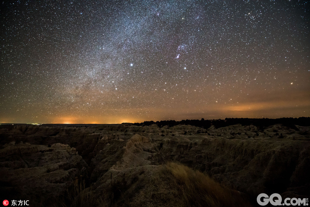 2016年9月23日报道（具体拍摄时间不详），美国南达科塔48岁摄影师Randy Halverson是一名业余摄影爱好者，他用延时技术和长曝光拍摄南达科塔和怀俄明州周围地区的天空风景，在他的镜头下，不管是繁星闪耀下的绝美夜空，还是日落时分的巨大云团，抑或是寸草不生的贫瘠土地，每张照片都美到让人窒息。