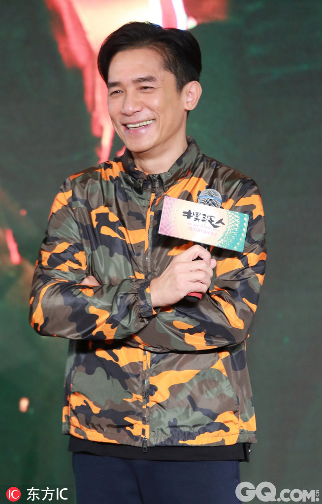 2016年12月18日，北京，由王家卫监制、张嘉佳执导的贺岁爱情喜剧《摆渡人》举行“谢谢你我的摆渡人”发布会。