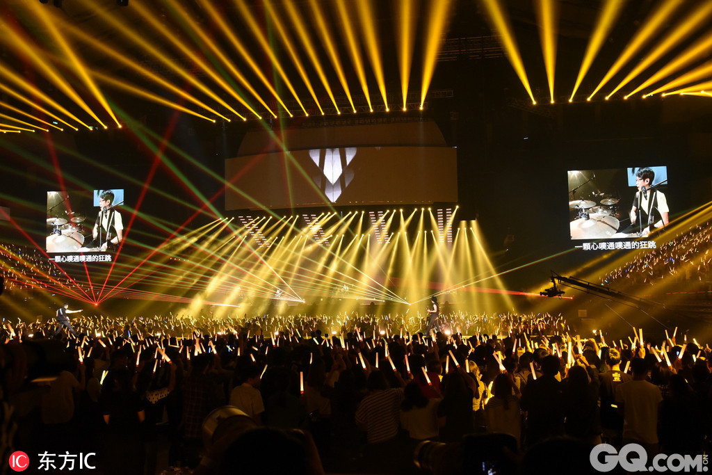 而不止台北小巨蛋，《DNA创造世界巡回演唱会》也是五月天第一次站上高雄世运主场馆开唱，并以55555人次刷新当时台湾演唱会单场观看人数的纪录，也是五月天“互动式萤光棒”首次启用的纪念性场次。