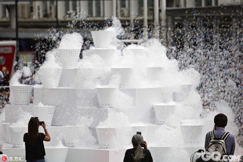 2008年他设计制作每分钟可发放10000个泡泡的泡泡机及研发对人体无害的专用泡泡，创作名为“Memorial Rebirth”的装置艺术表演。先后于日本20多个城市、台湾及澳洲举行，更于2010年为第一届「濑户内海艺术节」作开幕表演。 
