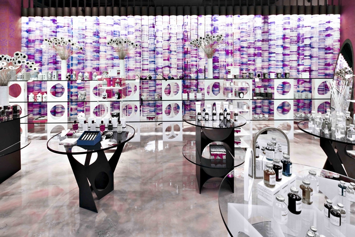 10 Corso Como北京概念空间占地1100平方米，汇集了全球最尖端的画廊展览（平均两个月一展）、书籍、时尚、鞋履、设计家居、香氛及配件等品牌、高级珠宝品牌以及意大利顶级餐厅与酒吧。10 Corso Como旨在倡导“悠闲购物”Slow Shopping的理念，打造一个人们可以欣赏画廊、创意风尚和文化的社群空间。前沿的艺术与时尚，创意与文化，空间与交流，美食与美酒的生活平台，让每一位宾客都能在此感受生活的美好。