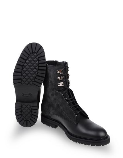 暗黑系的ANN DEMEULEMEESTER在鞋靴的设计上当然也可以完美的展现暗黑气质，在鞋身处不同材质的拼接更佳的体现了时尚感，非常适合与‘ALL BLACK'风格一起穿搭。