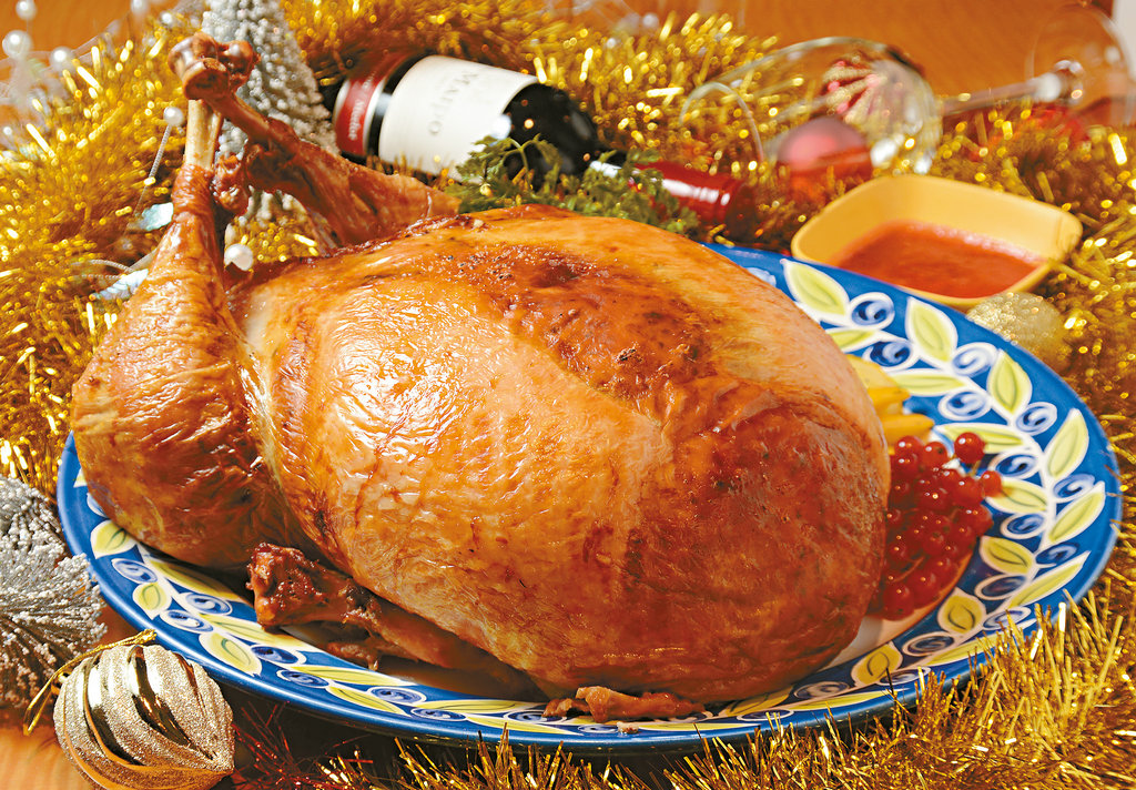 英国的圣诞大餐极其丰富，包括烧猪、火鸡、圣诞布丁、干果馅饼等。据说吃圣诞火鸡这个习俗，已有300多年历史。一般英国家庭都喜爱自行烹调火鸡，将大量的蔬果如甘笋、西芹、洋葱、栗子等，塞进十来磅的火鸡肚子里，再在表层抹上多种香料，然后才放入焗炉烤。传统的圣诞 布丁非常甜，吃一小角已心满意足了!圣诞布丁亦是传统食品。烹调时，全家人都会参与，象征团聚、和谐，并会在搅拌面团时许愿，据说需以顺时针方向搅，转错 方向便不吉利。最后藏入一枚硬币，谁吃到便获得一年好运!

