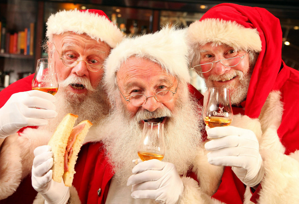 英国人和德国人一样，圣诞节喝啤酒，吃烤鹅，他们更喜欢利用圣诞节假日外出旅游。